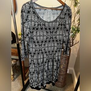 Max Studio (L) - Black and White Stretch Dress